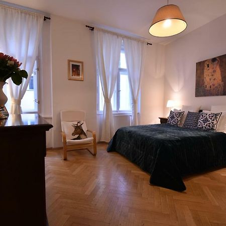 Cozy Flat By The Astronomical Clock Daire Prag Dış mekan fotoğraf