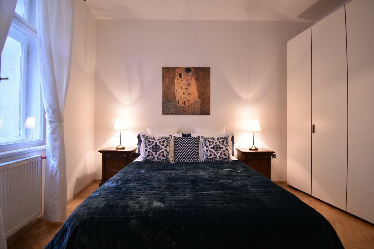 Cozy Flat By The Astronomical Clock Daire Prag Dış mekan fotoğraf