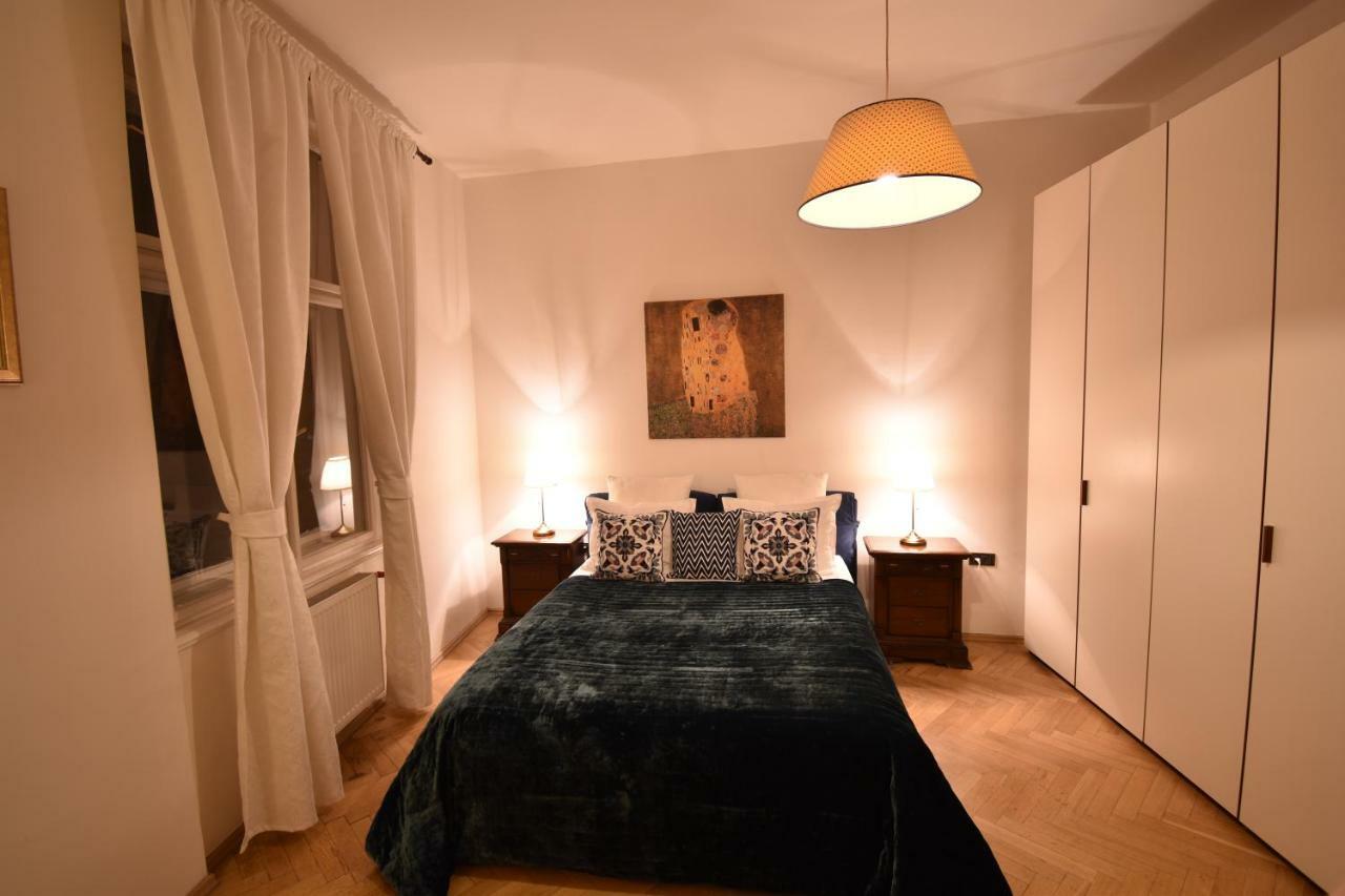 Cozy Flat By The Astronomical Clock Daire Prag Dış mekan fotoğraf
