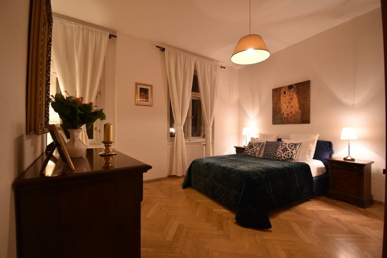Cozy Flat By The Astronomical Clock Daire Prag Dış mekan fotoğraf