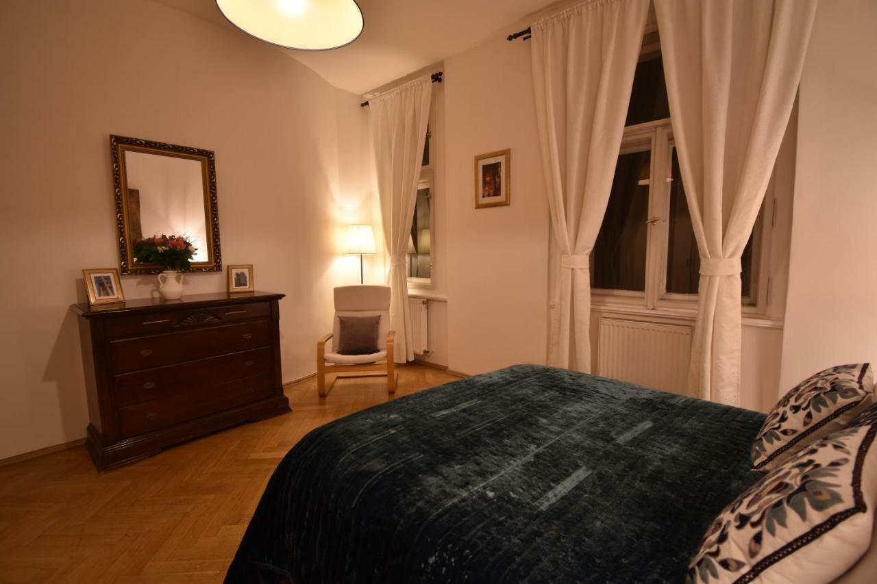 Cozy Flat By The Astronomical Clock Daire Prag Dış mekan fotoğraf